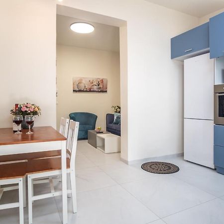 Port City Haifa - Luxury Apartments 50 Mtrs From The Beach Kültér fotó