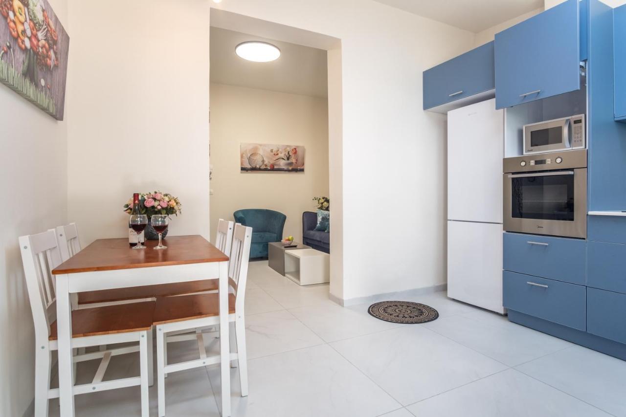 Port City Haifa - Luxury Apartments 50 Mtrs From The Beach Kültér fotó